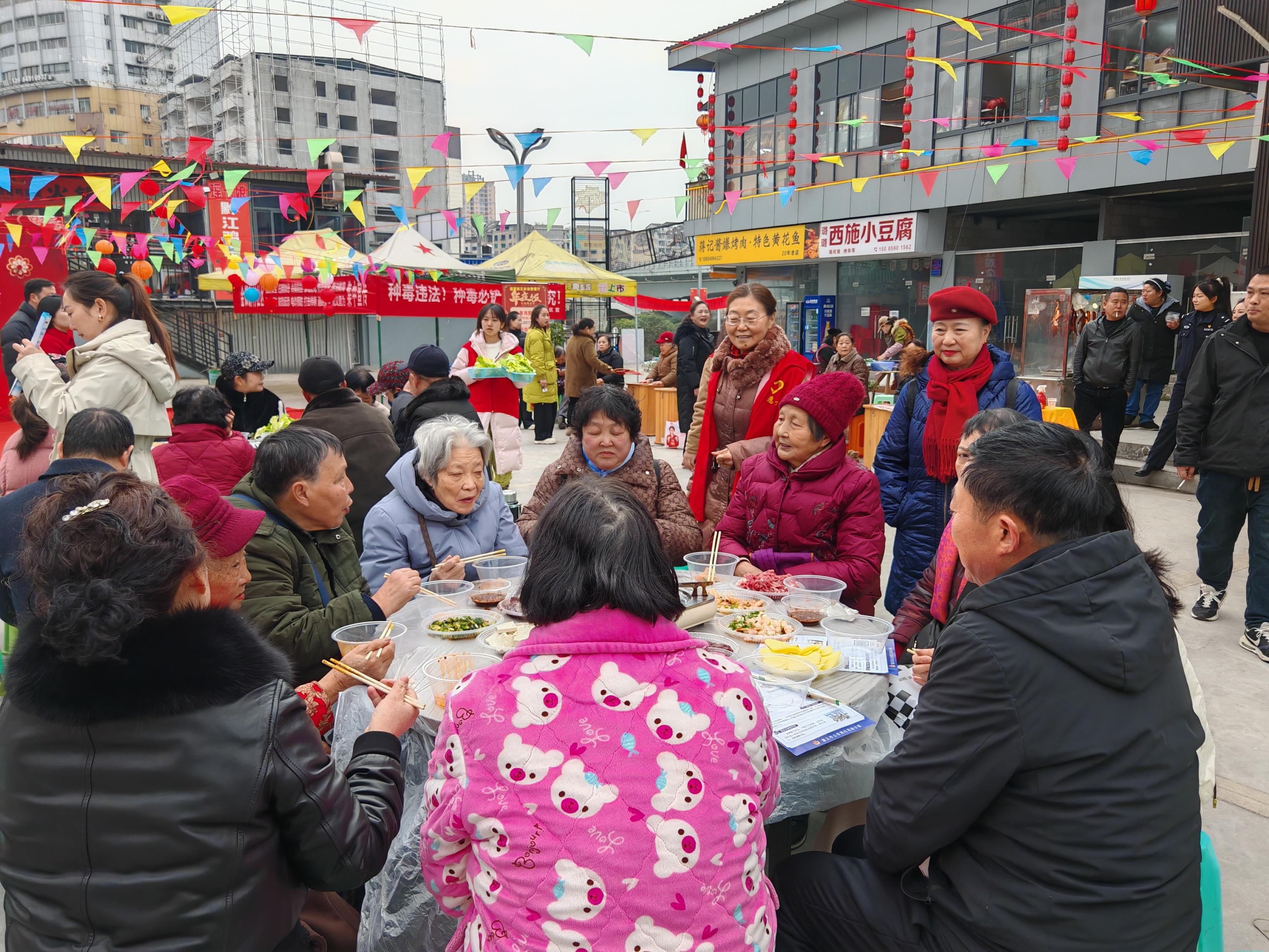 遵义金银新村社区：邻里欢聚宴温情开席 一桌团圆饭暖了邻里心